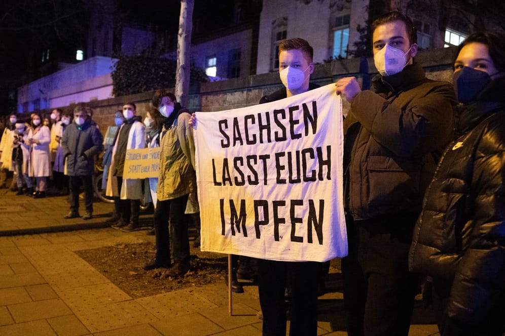 Gegendemonstranten vor dem Universitätsklinikum Dresden: 22 Studierende sind ins Visier der Polizei geraten.
