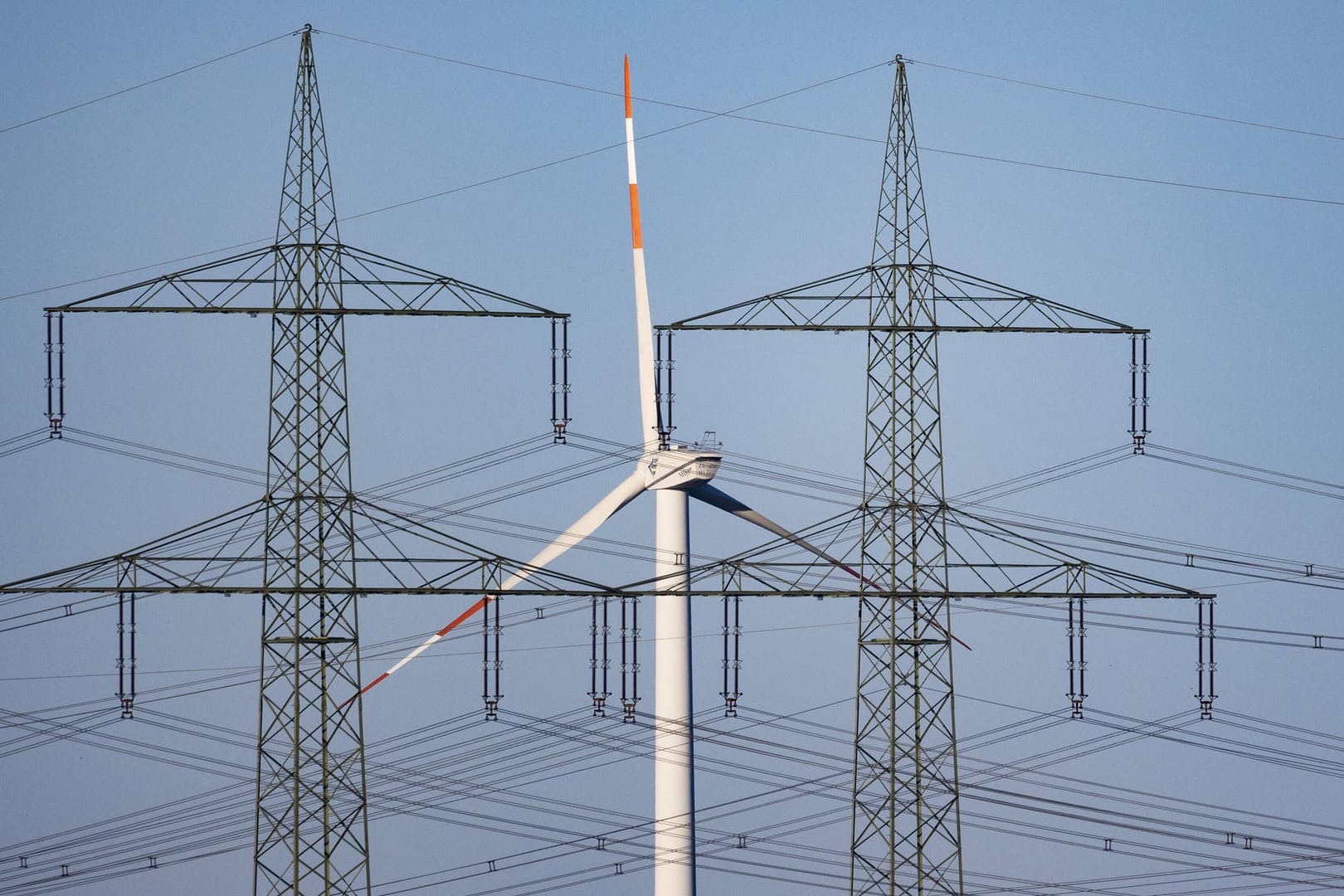 Ein Windrad und zwei Hochspannungsmasten (Symbolbild): Viele Energiediscounter geraten wegen der hohen Strom- und Gaspreise in Schwierigkeiten. Ein Windrad und zwei Hochspannungsmasten (Symbolbild): Viele Energiediscounter geraten wegen der hohen Strom- und Gaspreise in Schwierigkeiten.