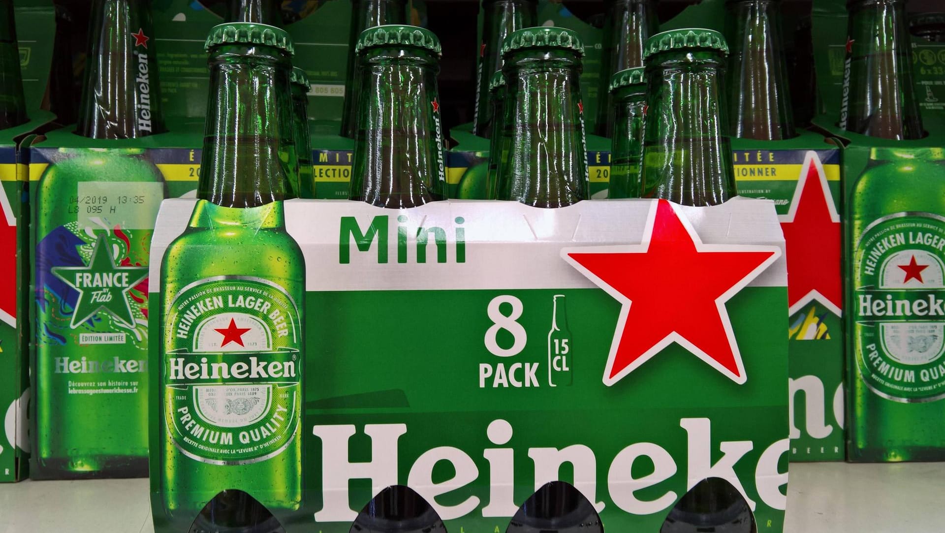 Heineken-Bier (Symbolbild): Mitarbeiter der Brauerei fordern höhere Löhne.