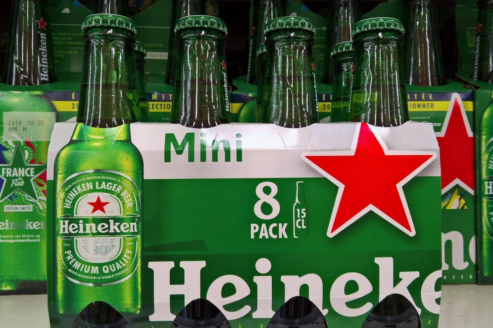 Heineken-Bier (Symbolbild): Mitarbeiter der Brauerei fordern höhere Löhne.