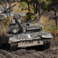 Russische Panzer bei einer Übung (Archivbild): Kommt es zu einer militärischen Eskalation zwischen der Nato und Russland?