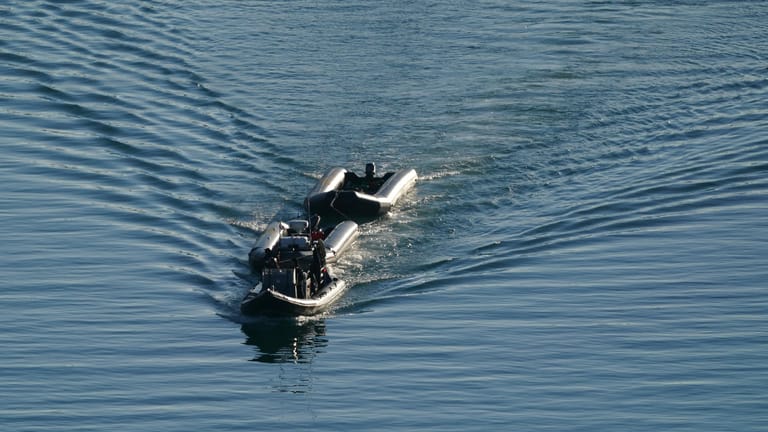 Britische Küstenwache schleppt Schlauboote ab: Migranten versuchen häufig in den ungeeigneten Booten von Frankreich nach Großbritannien zu reisen. (Symbolfoto)
