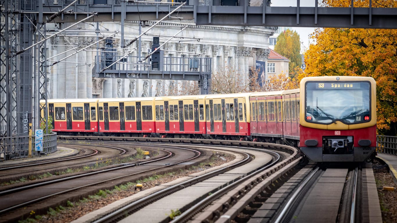 Zug der Berliner Verkehrsbetriebe: Bald führt die Linie über den Bahnhof Spandau hinaus.