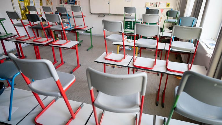 Stühle stehen in einer Schule im Berliner Stadtteil Friedenau auf den Tischen (Symbolbild): Wie es mit dem Unterricht an Berliner Schulen weitergehen soll, wird diskutiert.