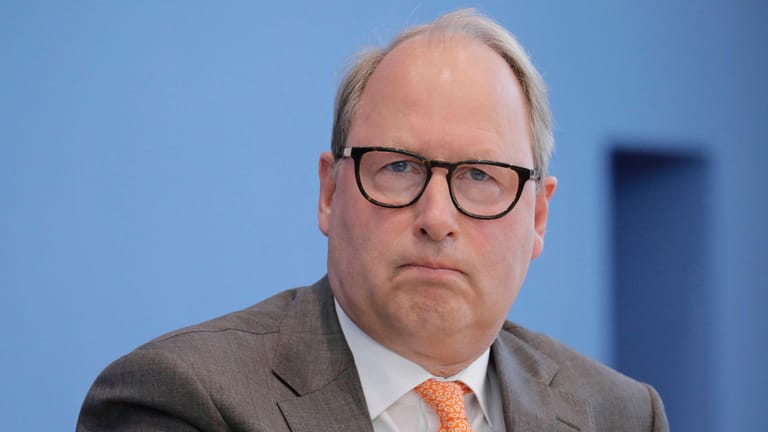 HDE-Hauptgeschäftsführer Stefan Genth: Bei der Debatte um die Impfpflicht "muss jetzt mehr Tempo rein".