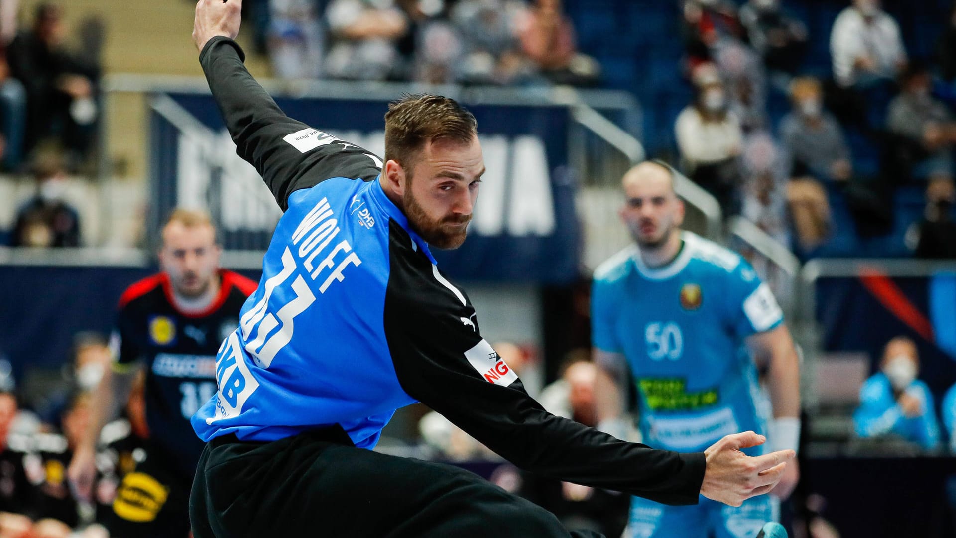Andreas Wolff: Der etablierte Torhüter kommt nach zehn Minuten ins Spiel und fällt direkt durch seine bekannte positive Körpersprache auf. Mit einer starken Parade hält Wolff den ersten Ball. Zwar erwischt der Keeper von Vive Kielce auch nicht seinen besten Tag. Dennoch sorgt er für eine stabilere deutsche Defensive. Kurz vor Schluss hält er sogar seinen ersten Siebenmeter im Turnier. Note: 3