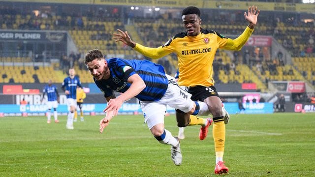 Hart umkämpftes Unentschieden: Dynamos Michael Akoto (r) gegen Hamburgs Moritz Heyer.