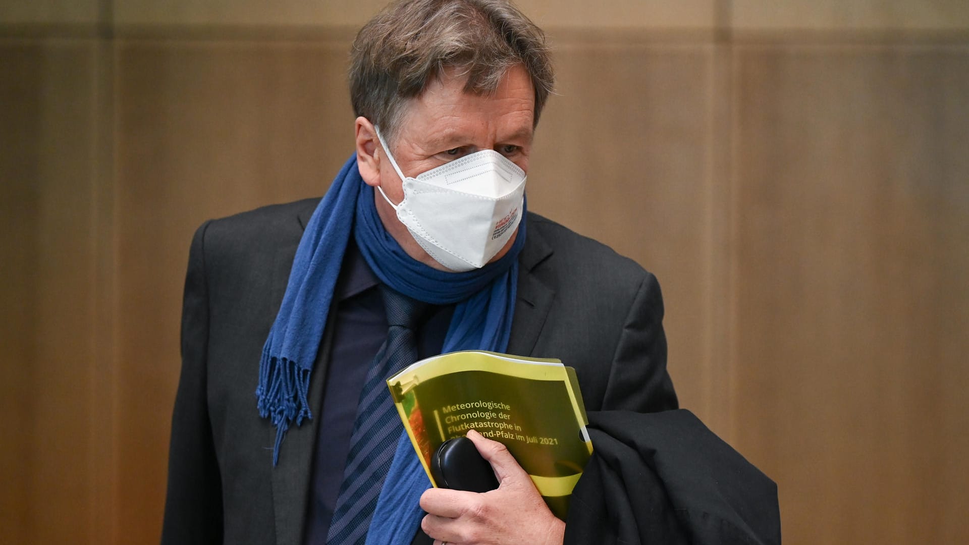 Kachelmann beim Untersuchungsausschuss zur Flutkatastrophe im Ahrtal: "Es ist immer genug Zeit, das Richtige zu tun." Kachelmann beim Untersuchungsausschuss zur Flutkatastrophe im Ahrtal: "Es ist immer genug Zeit, das Richtige zu tun."