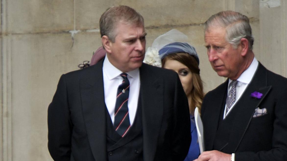 Prinz Charles ist zwölf Jahre älter als Prinz Andrew.