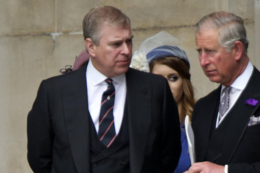 Prinz Charles ist zwölf Jahre älter als Prinz Andrew.