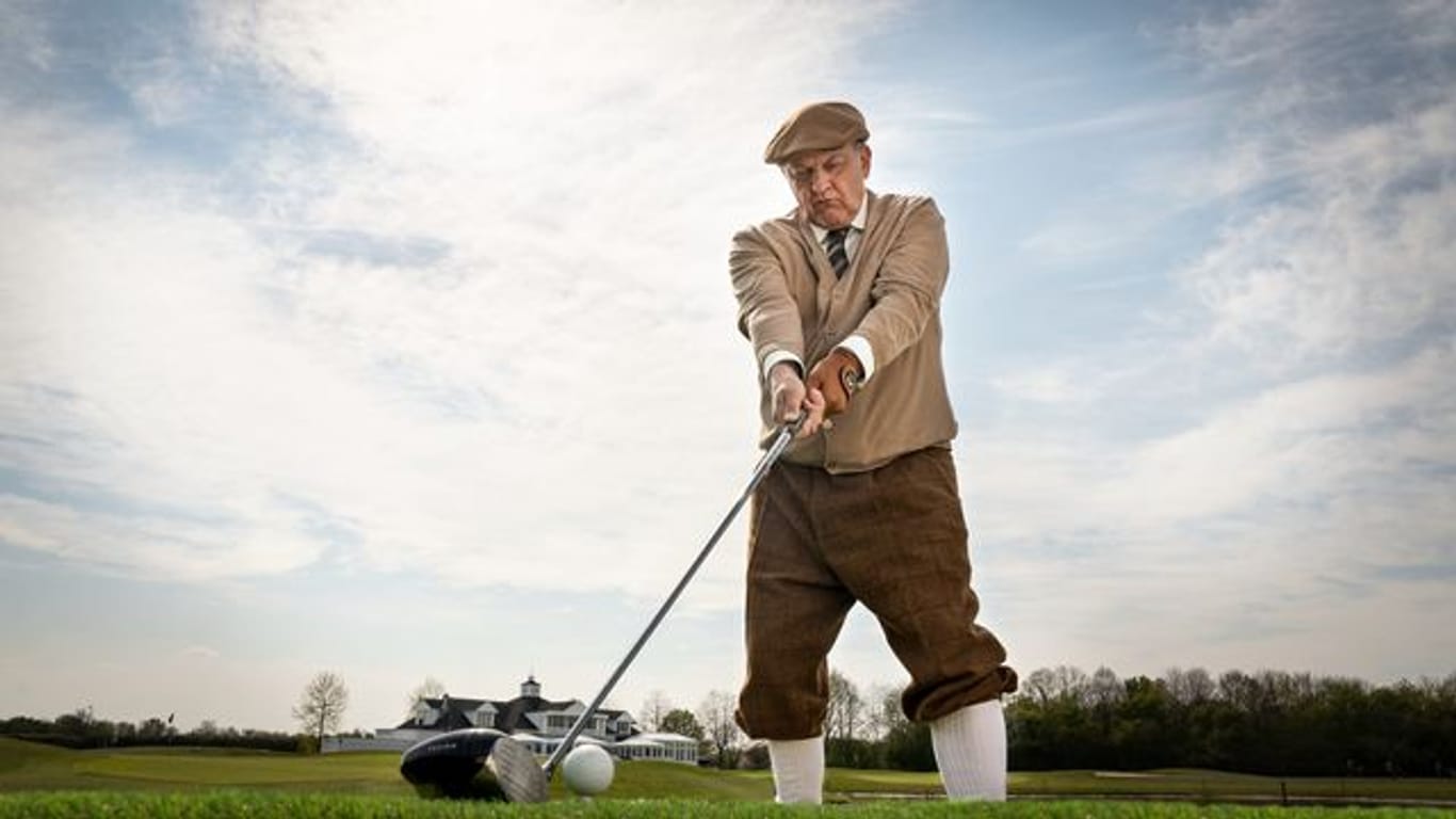 Privatdetektiv Georg Wilsberg (Leonard Lansink) auf dem Golfplatz.