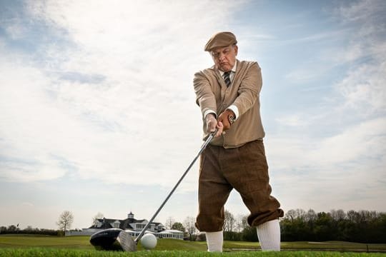 Privatdetektiv Georg Wilsberg (Leonard Lansink) auf dem Golfplatz.