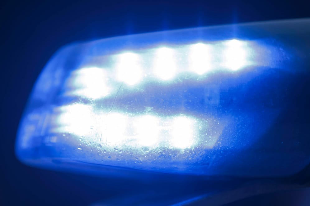 Ein Blaulicht eines Polizeifahrzeuges (Symboldbild): Einsatzkräfte retteten bei Mettmann einen Mann, der kopfüber vom Baum hing