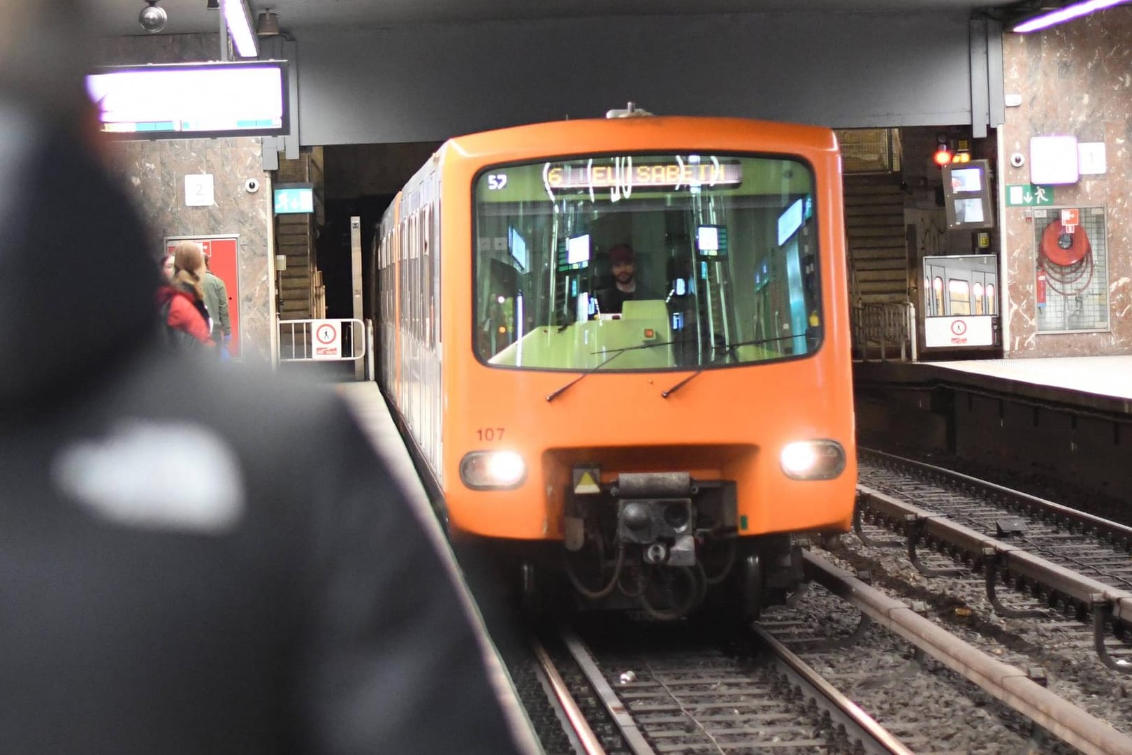 Eine U-Bahn fährt in eine Station in Brüssel ein (Symbolbild): Am Samstag soll eine Frau vor einen Zug gestoßen worden sein.