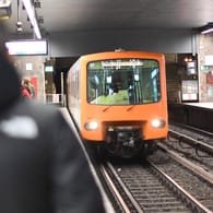 Eine U-Bahn fährt in eine Station in Brüssel ein (Symbolbild): Am Samstag soll eine Frau vor einen Zug gestoßen worden sein.