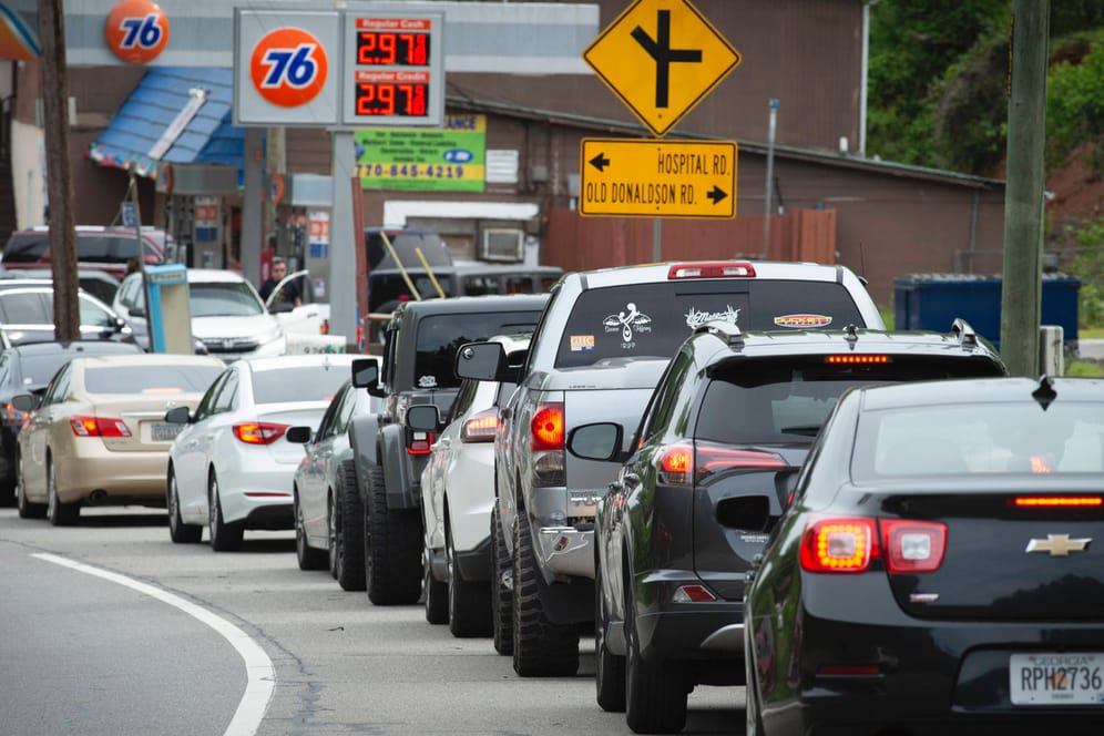 Im Mai 2021 stauten sich die Autos vor Tankstellen, nachdem Hacker Computer der Firma Colonial Pipeline lahmgelegt hatten.