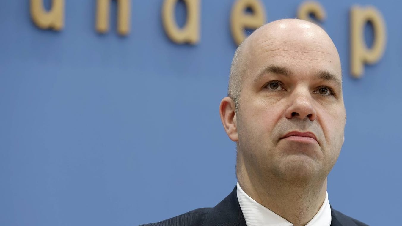 DIW-Chef Marcel Fratzscher bei einer Presskonferenz: Der Forscher warnt vor einem Wirtschaftsrückgang in Deutschland. DIW-Chef Marcel Fratzscher bei einer Presskonferenz: Der Forscher warnt vor einem Wirtschaftsrückgang in Deutschland.