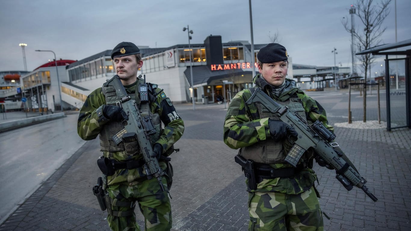 Schwedische Soldaten patrouillieren am Hafen von Visby: Die Regierung reagiert damit auf russische Marine-Aktivitäten.
