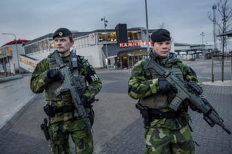Schwedische Soldaten patrouillieren am Hafen von Visby: Die Regierung reagiert damit auf russische Marine-Aktivitäten.