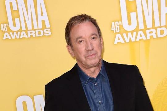 Bald mit Rauschebart und rotem Kostüm: Tim Allen steht wieder als Weihnachtsmann vor der Kamera.