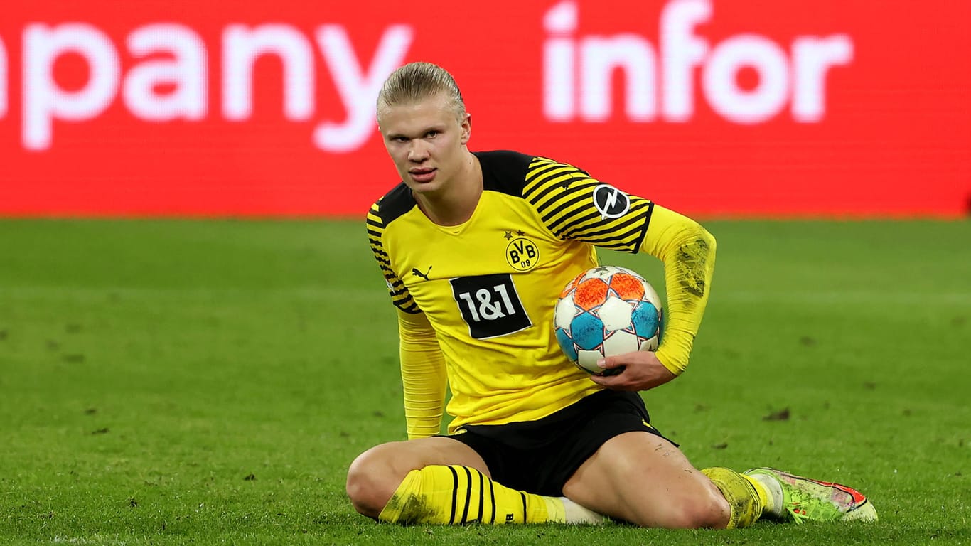 Erling Haaland am Boden (Archivbild): Der BVB-Star hat eine Entscheidung angekündigt, ob er den Verein verlassen wird. Erling Haaland am Boden (Archivbild): Der BVB-Star hat eine Entscheidung angekündigt, ob er den Verein verlassen wird.