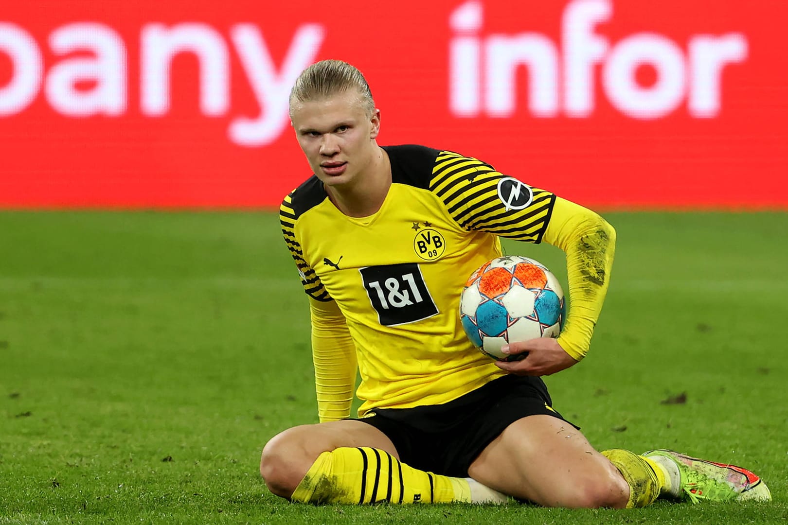 Erling Haaland am Boden (Archivbild): Der BVB-Star hat eine Entscheidung angekündigt, ob er den Verein verlassen wird.