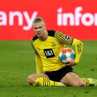 Erling Haaland am Boden (Archivbild): Der BVB-Star hat eine Entscheidung angekündigt, ob er den Verein verlassen wird.