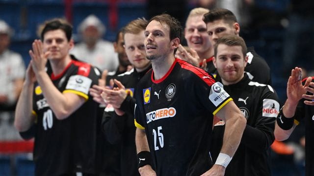 Nach dem Auftaktsieg gegen Belarus wollen Deutschlands Handball um Kai Häfner (M) bei der EM nachlegen.