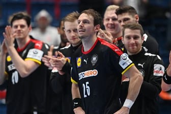 Nach dem Auftaktsieg gegen Belarus wollen Deutschlands Handball um Kai Häfner (M) bei der EM nachlegen.