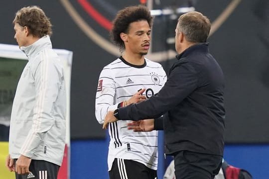 Zufriedener Bundestrainer: Hansi Flick (r) freut sich über die Entwicklung von Leroy Sané.