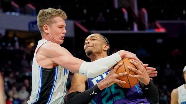 Moritz Wagner (l) war einer der Orlando-Sieggaranten gegen die Charlotte Hornets. Moritz Wagner (l) war einer der Orlando-Sieggaranten gegen die Charlotte Hornets.