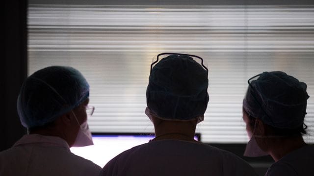 Medizinisches Personal auf der Intensivstation eines Krankenhauses. Medizinisches Personal auf der Intensivstation eines Krankenhauses.