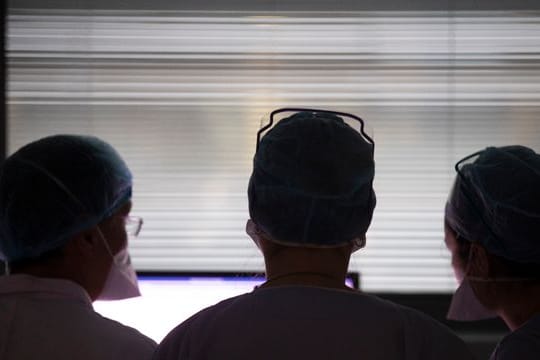 Medizinisches Personal auf der Intensivstation eines Krankenhauses.