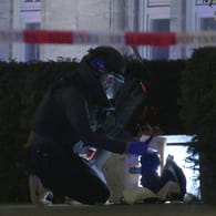 Ein Sprengstoffexperte kniet am Boden vor einem verdächtigen Gegenstand: In Hamburg hat es einen Bombenalarm gegeben.