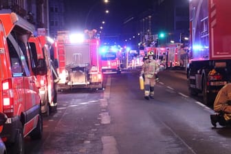 Das Blaulicht der zahlreichen Rettungs- und Feuerwehrfahrzeuge erhellt die Müllerstraße: 60 Einsatzkräfte waren bei dem Brand vor Ort.