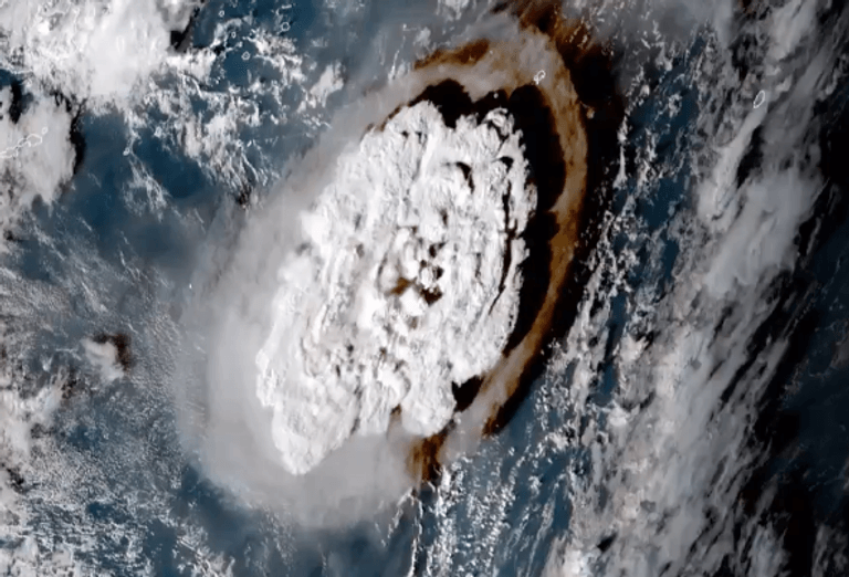 Satellitenaufnahmen zeigen den Vulkanausbruch im Südpazifik: Auf Tonga regnete es danach Asche. Es wurden erhebliche Schäden gemeldet.