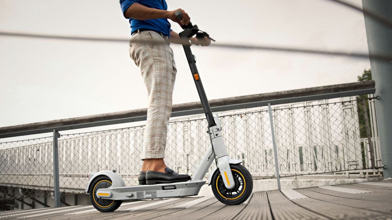 Heute ist ein E-Scooter mit Straßenzulassung bei Amazon und Media Markt so günstig wie nie zuvor!