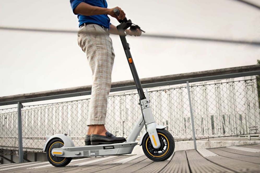 Heute ist ein E-Scooter mit Straßenzulassung bei Amazon und Media Markt so günstig wie nie zuvor!