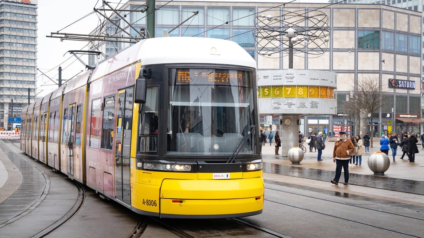 Eine Straßenbahn der BVG auf dem Alexanderplatz (Archivbild): Der Tramfahrer hat sich den Weg freigerammt.