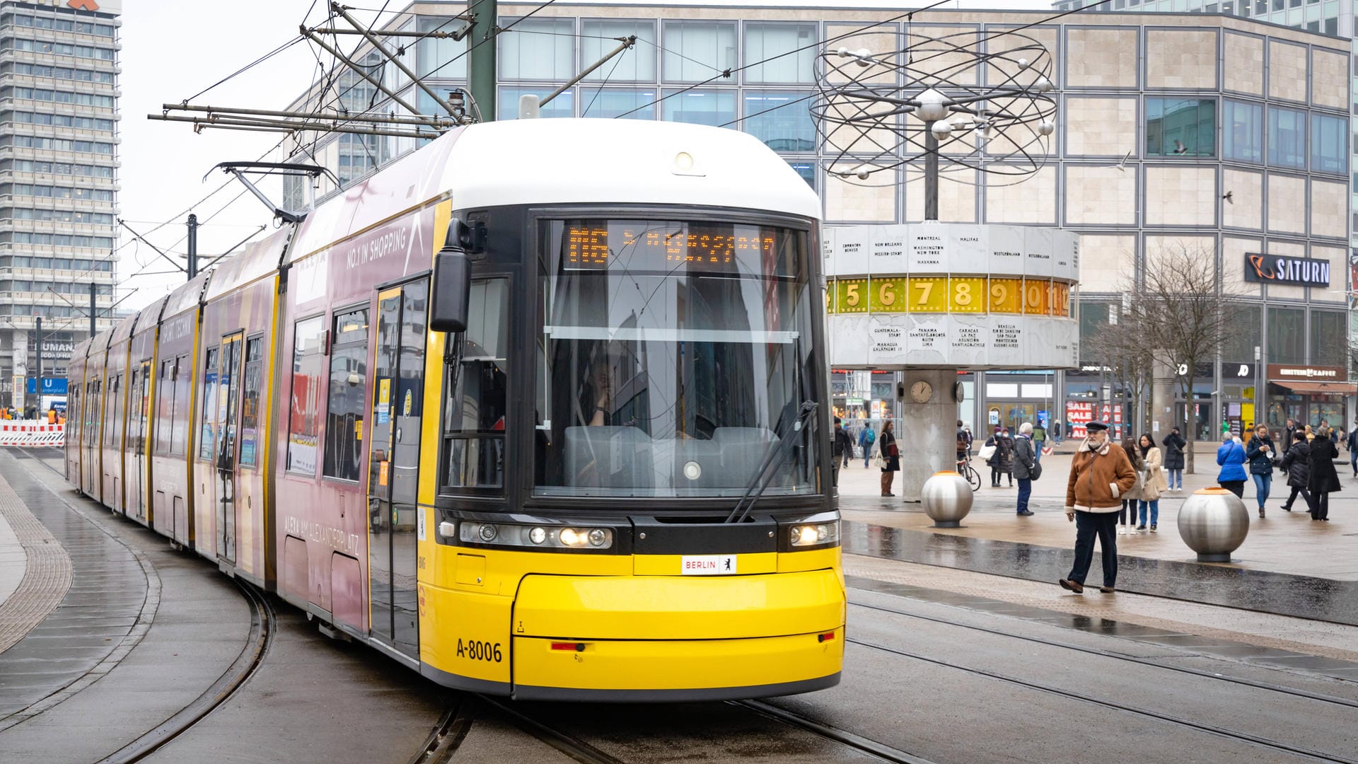 Eine Straßenbahn der BVG auf dem Alexanderplatz (Archivbild): Der Tramfahrer hat sich den Weg freigerammt. Eine Straßenbahn der BVG auf dem Alexanderplatz (Archivbild): Der Tramfahrer hat sich den Weg freigerammt.