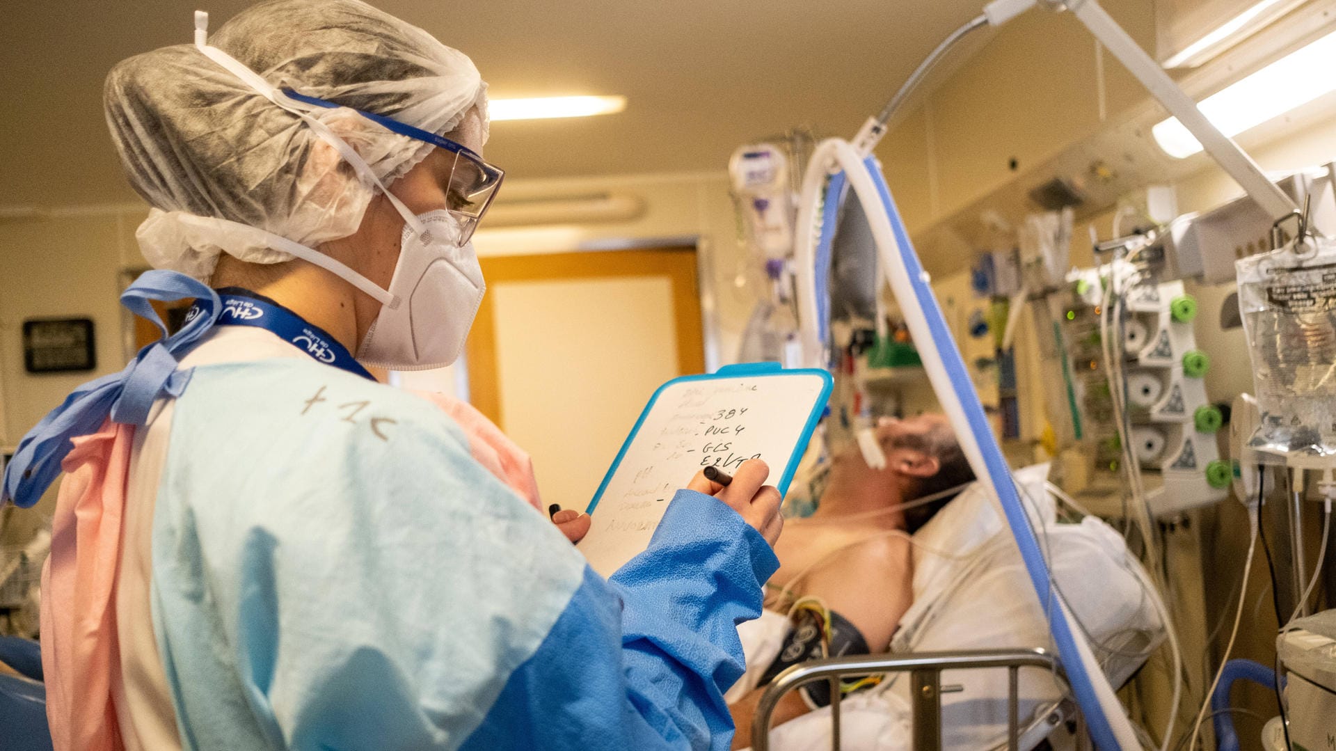 Patient auf einer Intensivstation (Symbolbild): Pflegepersonal in Schottland hat auf der Covid-Station einen Straftäter identifiziert.