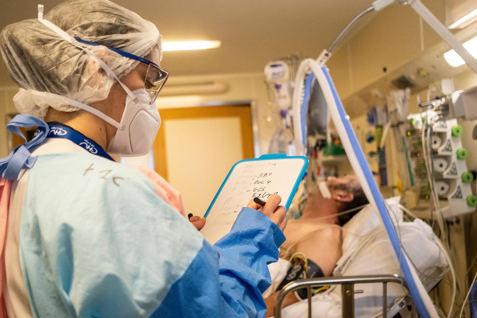 Patient auf einer Intensivstation (Symbolbild): Pflegepersonal in Schottland hat auf der Covid-Station einen Straftäter identifiziert.