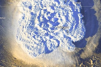 Dieses vom Tonga Meteorological Services veröffentlichte Satellitenbild zeigt den Ausbruch eines unterseeischen Vulkans in der Nähe des Inselreichs Tonga.