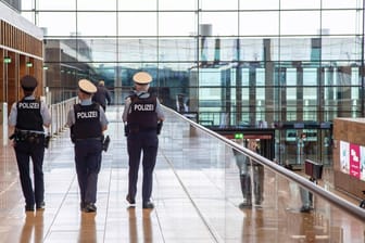 Polizeibeamte laufen durch den Flughafen BER (Archivbild): Die Fahndung nach dem Tatverdächtigen endete an der Ausreisekontrolle.