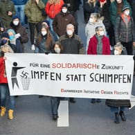 "Impfen statt schimpfen": Über 1.000 Demonstrierende sind unter dem Motto "Solidarität und Aufklärung statt Verschwörungsideologien" in Hamburg unterwegs.