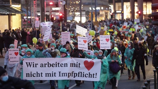 "Wir arbeiten mit Herz, nicht mit Impfpflicht": Demonstration in Düsseldorf. "Wir arbeiten mit Herz, nicht mit Impfpflicht": Demonstration in Düsseldorf.