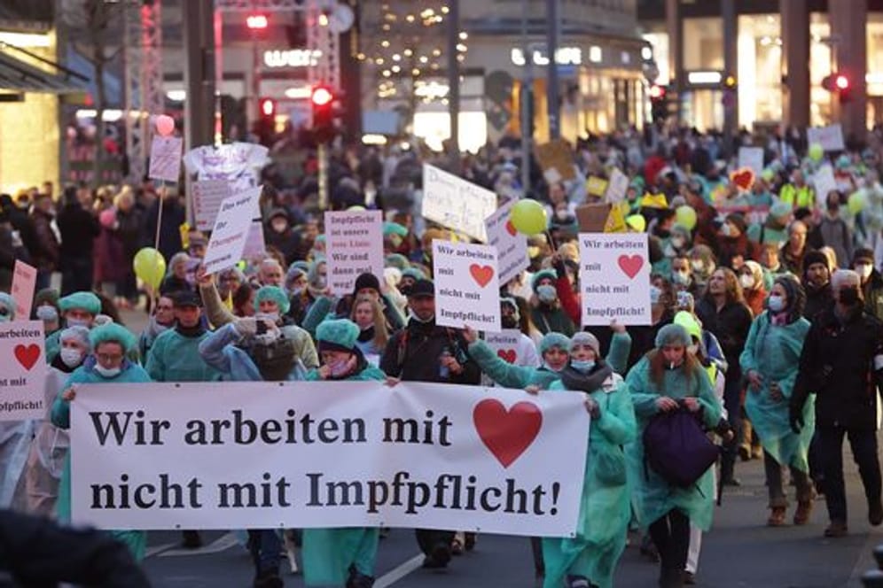 "Wir arbeiten mit Herz, nicht mit Impfpflicht": Demonstration in Düsseldorf.