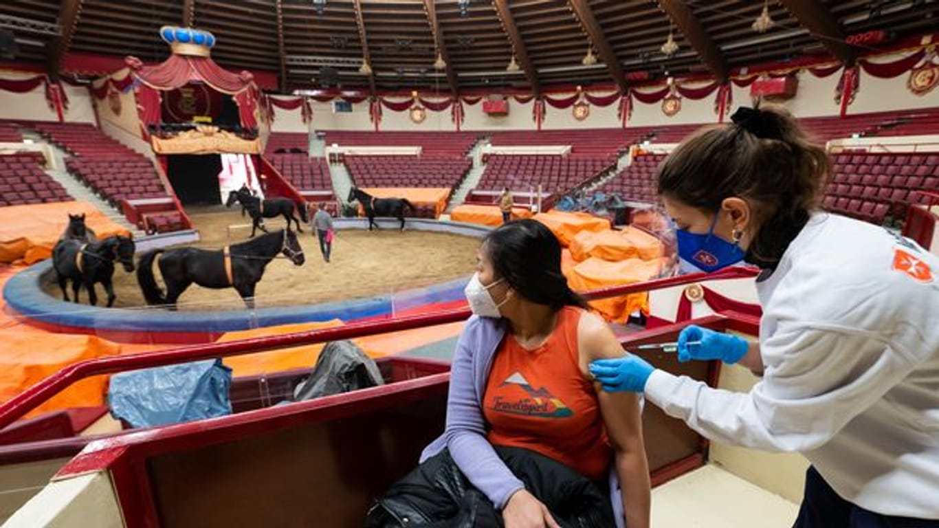 Corona-Impfung im Zirkus