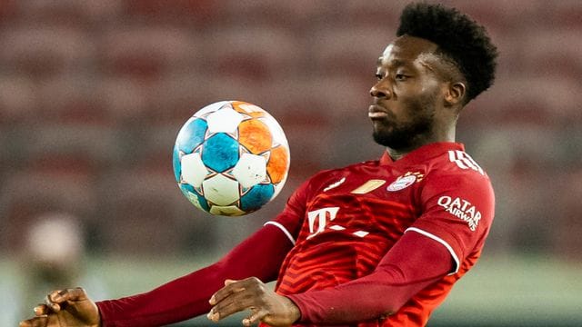 Bayern Münchens Alphonso Davies fehlt mit Herzmuskelentzündung wochenlang. Bayern Münchens Alphonso Davies fehlt mit Herzmuskelentzündung wochenlang.