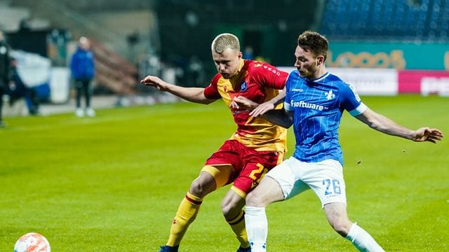 Der Karlsruher Marco Thiede (l) im Zweikampf mit Darmstadt-Profi Matthias Bader.